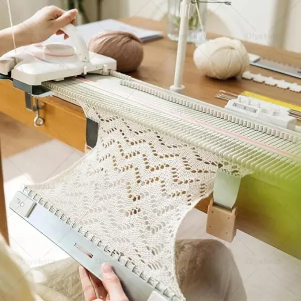 Oiyekntd 150 Stitches Medium Gauge 6.5mm Knitting Machine Kit, Household Sewing Tool Set with Accessories, Plastic Knitting Machine Hand Sweater Knitting Machine Kit for Kids and Adults